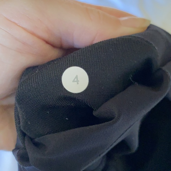 Lululemon Size 4 Black Crops, High Rise - Picture 4 of 7